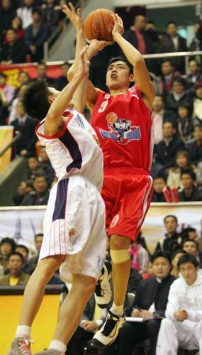 图文:[cba]总决赛第2回合 张庆鹏后仰投篮