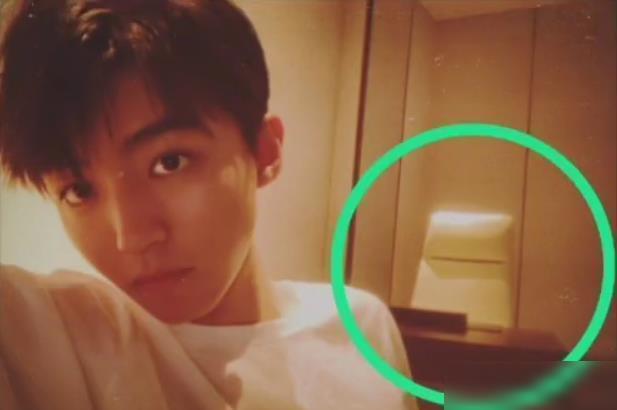 王源在王俊凯家拍照,并承包家务,沙发和堆积物证明两人住一起