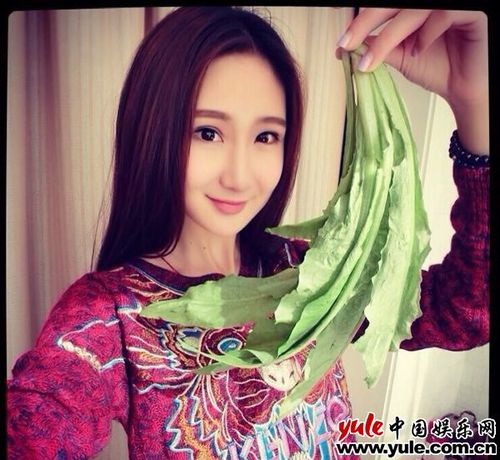 组图:阅兵仪仗队女兵门佳慧走红 模特出身私照曝光(3