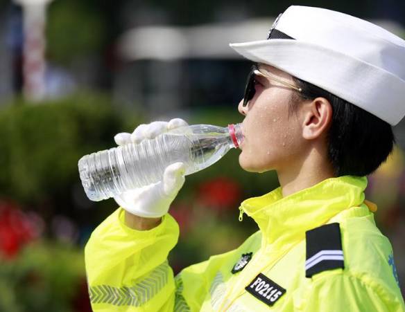 交警在烈日下执勤