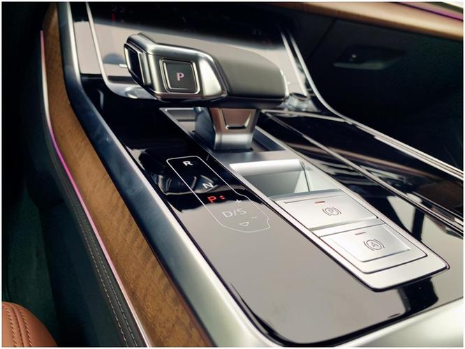 奥迪q7前储物箱怎么开 奥迪a4储物箱怎么拆