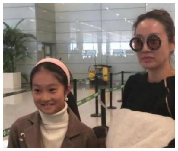 马伊琍一双女儿近照,虽说是亲姐妹,但这颜值一个天一个地