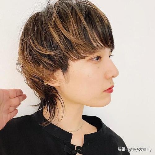推边短发可以说特别适合这个年龄段,就是沿着发际线向上推个斜坡,可以