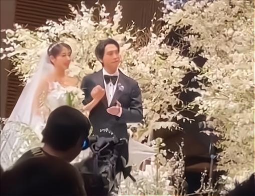朴信惠婚礼现场实拍礼堂犹如花海婚纱照公开满脸都是幸福