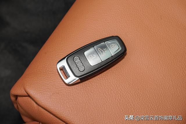 奥迪a6l 45tfsi 尊选动感型   欣赏完这款车后,上面的图片的车钥匙你