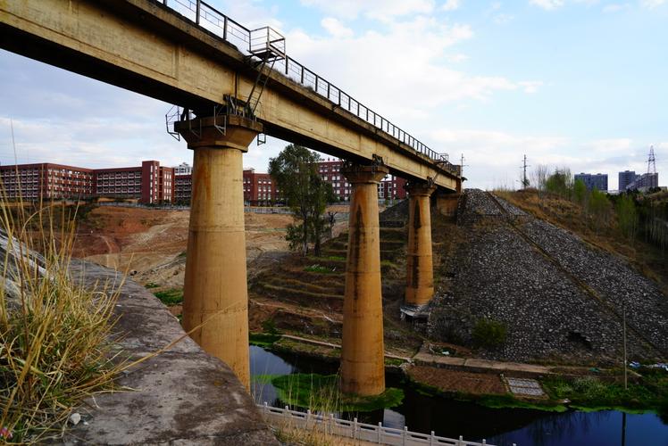 老铁路桥,我们从这桥上走过.