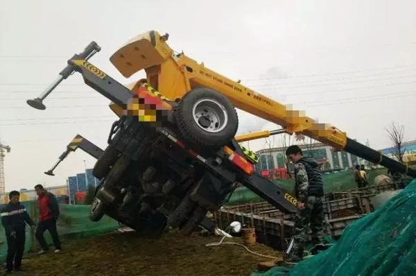 不要等到出事了,才想起观察吊车支腿地形