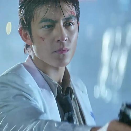 于是,就有了后来陈冠希参演的首部电影处女作,《特警新人类》