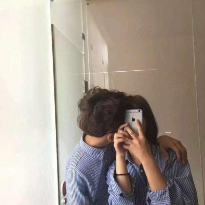 拿手机的亲吻一对情头头像,情侣头像图片-回车桌面