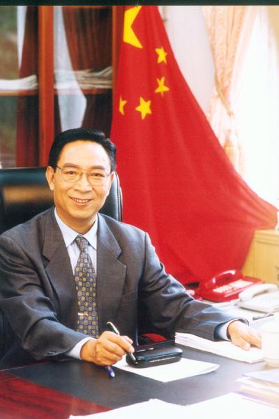 王天玺,彝族,1942年10月生,云南云县人,研究生学历,中共党员.