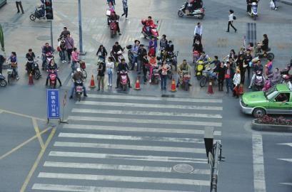 10月29日 蜀都大道北打金路口行人正在等红灯