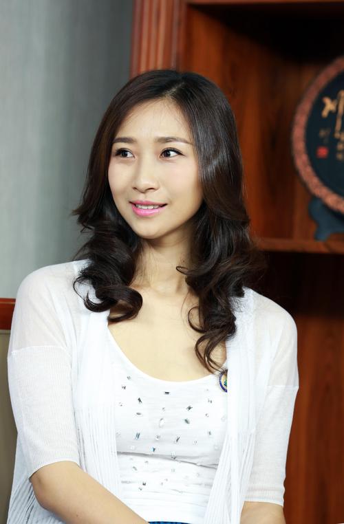 个人生活 2008年国庆前夕,孙红雷与王骏迪共同畅游王府井的甜蜜照片