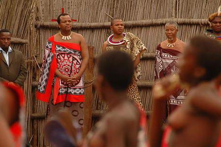 组图斯威士兰国王选妃5万余名少女裸舞应征