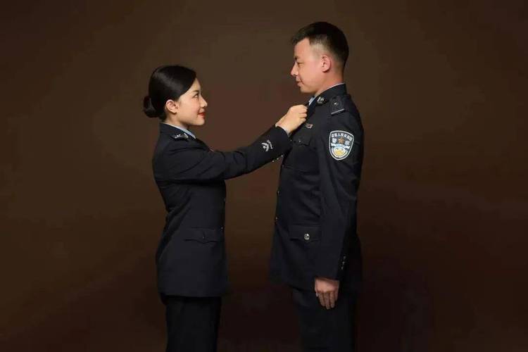 致敬节日坚守之民警夫妻档