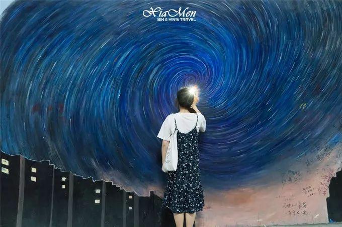开手机闪光灯在星空涂鸦下拍照,超美!图源:马蜂窝@destiny