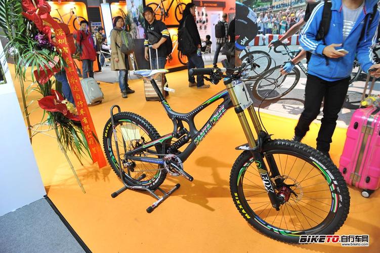 首日新品直击 镇洋自行车公司代理的santa cruz(三条裤子)车架   &