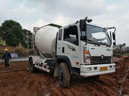 重汽王牌混凝土搅拌车现场施工图