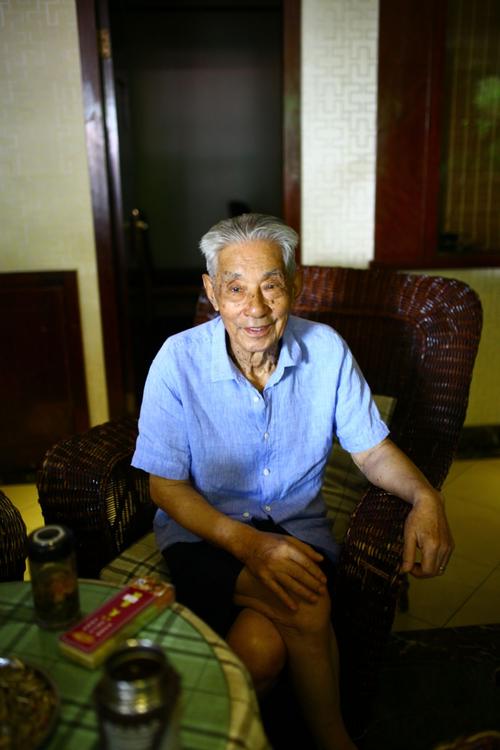 低调的老爷子过九十岁生日!祝福他身体健康!幸福长寿!
