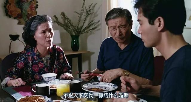 《饮食男女》中,李安也通过父亲与三个女儿的关系展现出两代人不同的