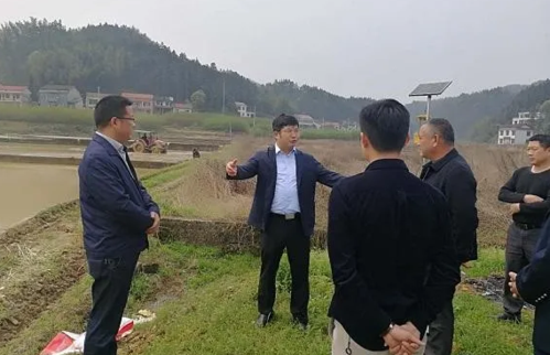 红网时刻 3月25日,安化县委副书记,县长肖义到羊角塘镇指导脱贫攻坚