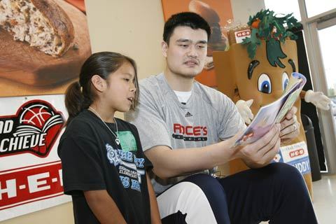 组图:姚明赴小学献爱心 变邻家大哥热心讲故事