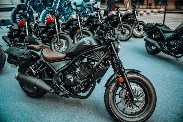 看女骑士如何玩转本田cm300