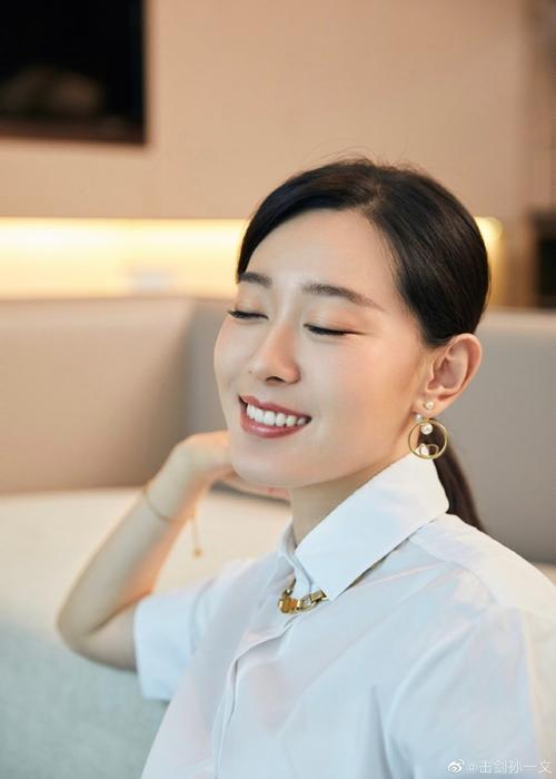 好美奥运冠军孙一文精心打扮惊艳亮相肤白貌美气质出众