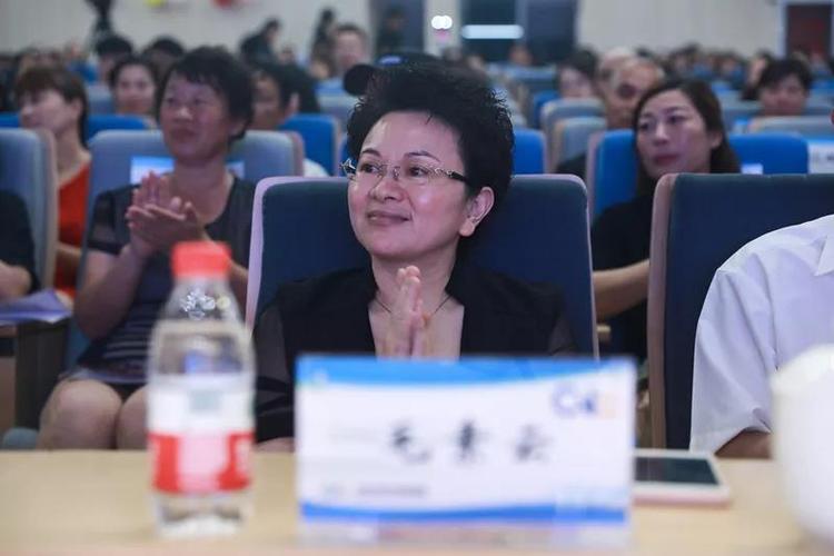 上城区副区长    毛素云