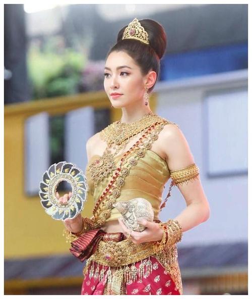 法学硕士变身知名演员,泰国女神蓝妮·卡彭,又优秀又努力