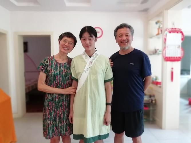 今天姑姑和姑爹的阳光笑容真是灿烂辉煌咧!