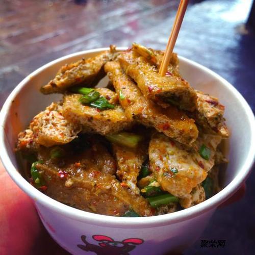 臭豆腐虽小,但制作流程却比较复杂,必须经过油炸,加卤