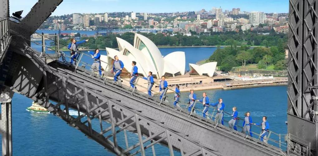 迄今为止已经有 超过三百万游客穿着统一的蓝色服装攀爬海港大桥!
