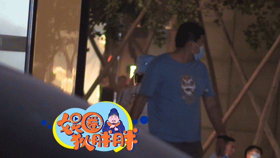 毛晓彤带司机出街购物一路低头看手机好忙碌