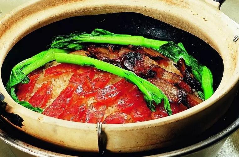 煲仔饭源自广东,是以砂锅作为器皿煮米饭,而广东称砂锅为煲仔,故称煲