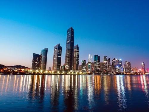 青岛海天中心项目位于青岛市市南区香港西路,海天大酒店原址.