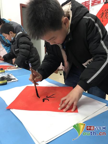 图为孩子们在写福字.荣昌团区委 供图