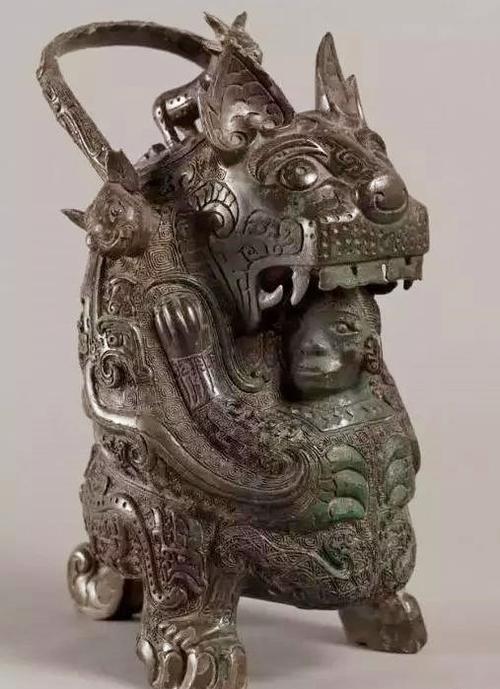 商代晚期青铜器虎食人卣造型意向解读