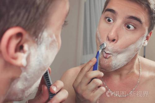 男人刮胡子的他的胡子