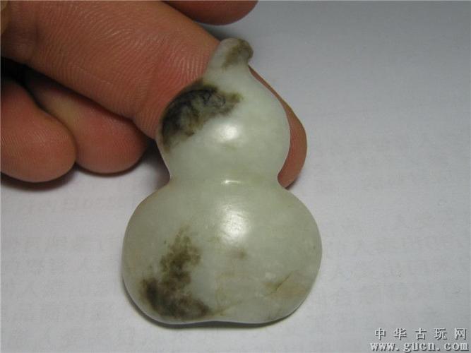 这个葫芦应该是栓在腰上佩戴的.白色的那么原来应该有字之类的.