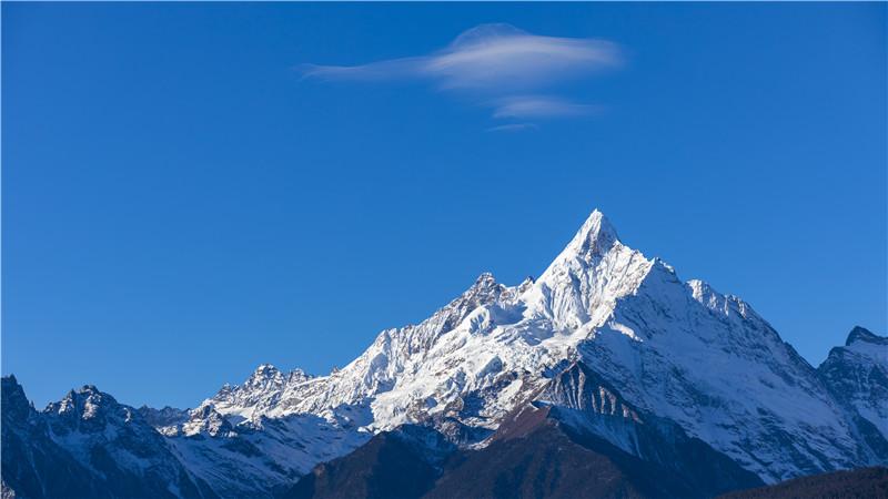 云南香格里拉梅里雪山壮美如画