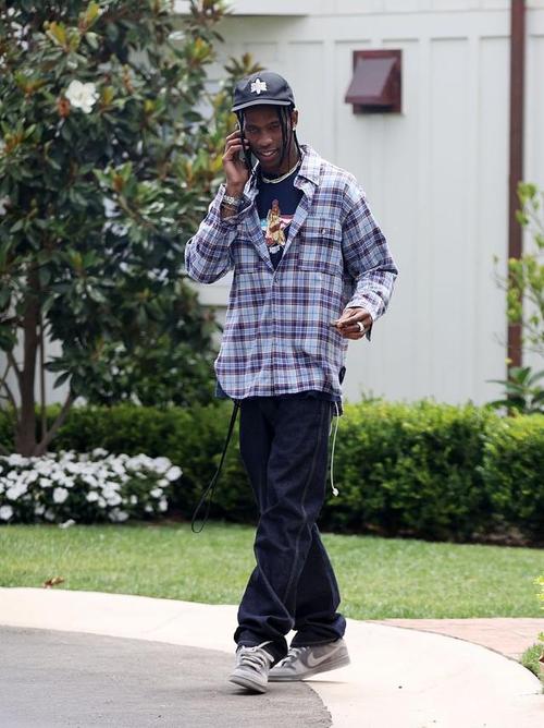 美国加州拉古纳海滩,特拉维斯·斯科特(travis scott)时尚街拍