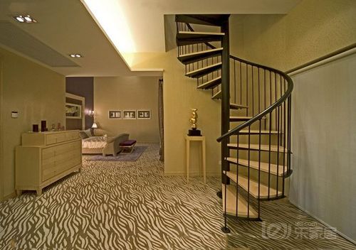 简约欧式风格卧室旋转楼梯装修效果图