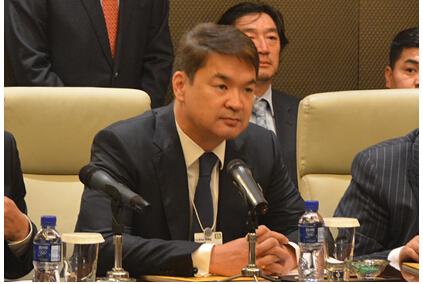 王鲁军与美国火鸟(基金)公司执行总监詹姆斯·帕森在大连签署了蒙古特