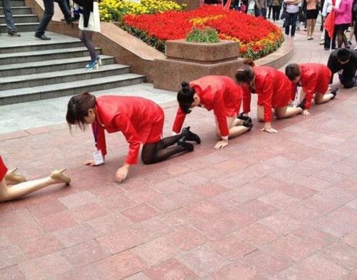 商场外数十位女孩跪在地上爬行,围观群众得知真相后差点报警