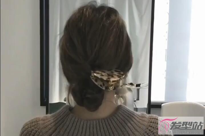 鲨鱼夹怎么夹头发 短发这样使用省时又好看