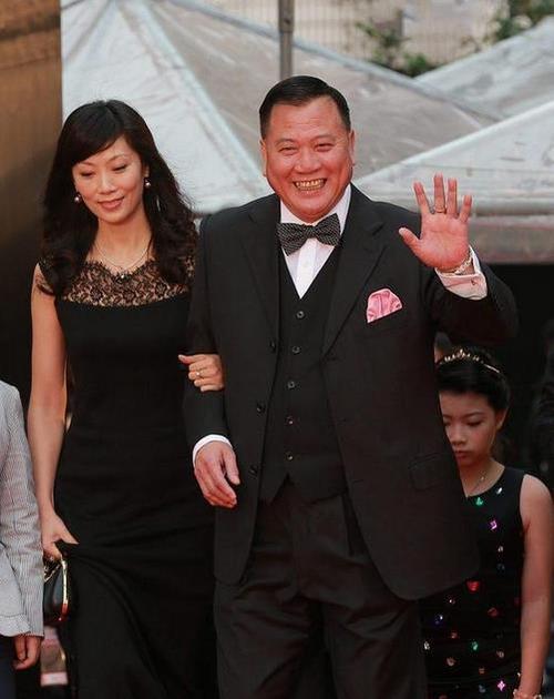 万梓良小16岁老婆气质真好,一袭黑裙高挑又窈窕,气质不输女明星