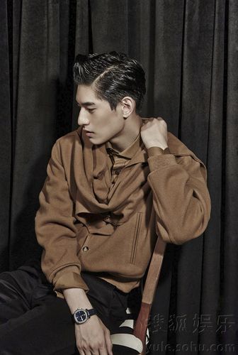 野性与风度并存 金泰焕全新大片演绎双面绅士