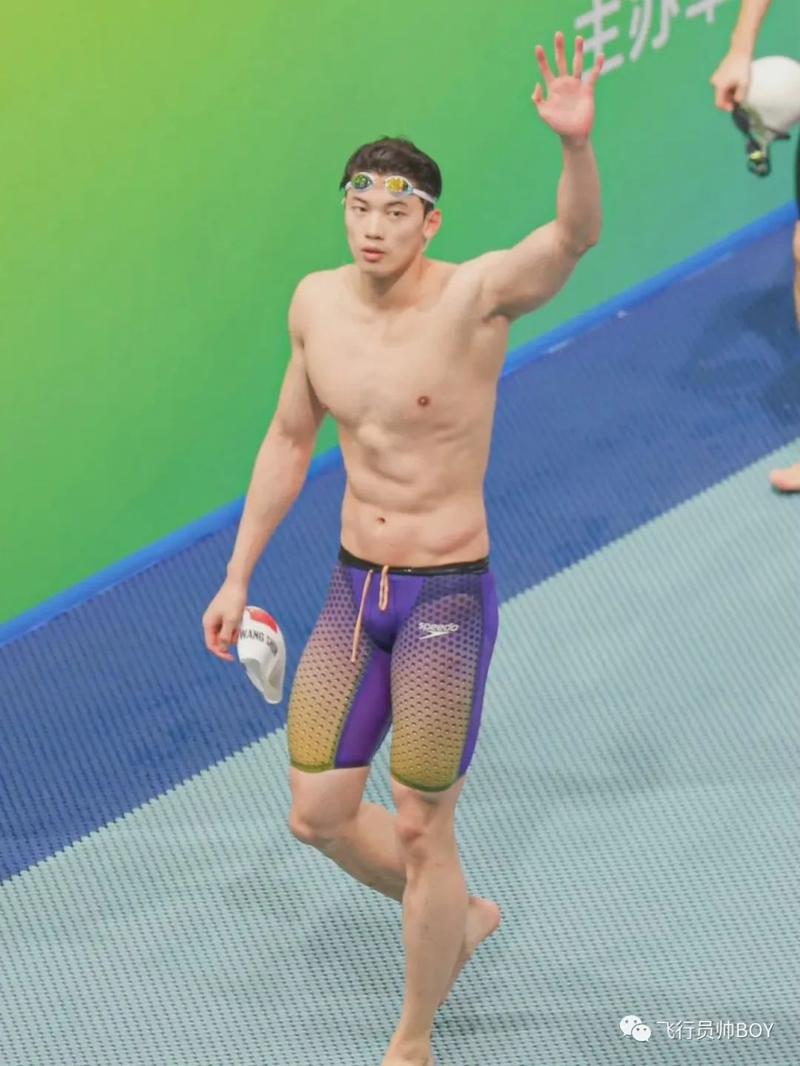 汪顺穿紧身紫色泳裤也太好看了吧