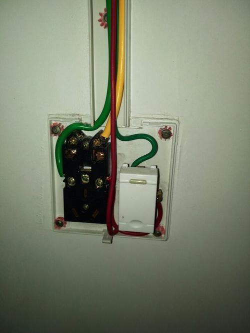 请问这是两个开关控制一个灯,开关上接了三3条线,请问