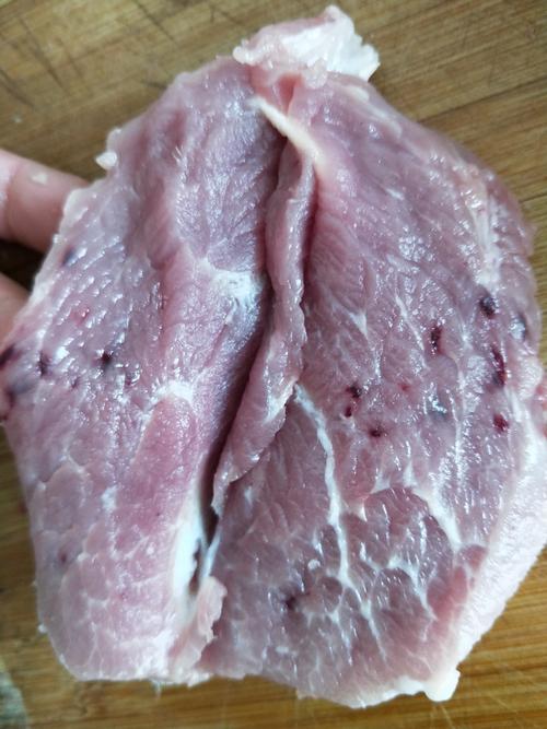 新鲜猪肉里面紫色的东西是什么